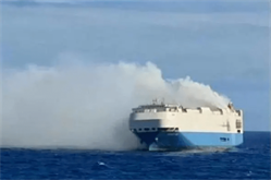 誰能料到，滿載豪車的貨輪，竟因為一個鋰電池全軍覆沒!